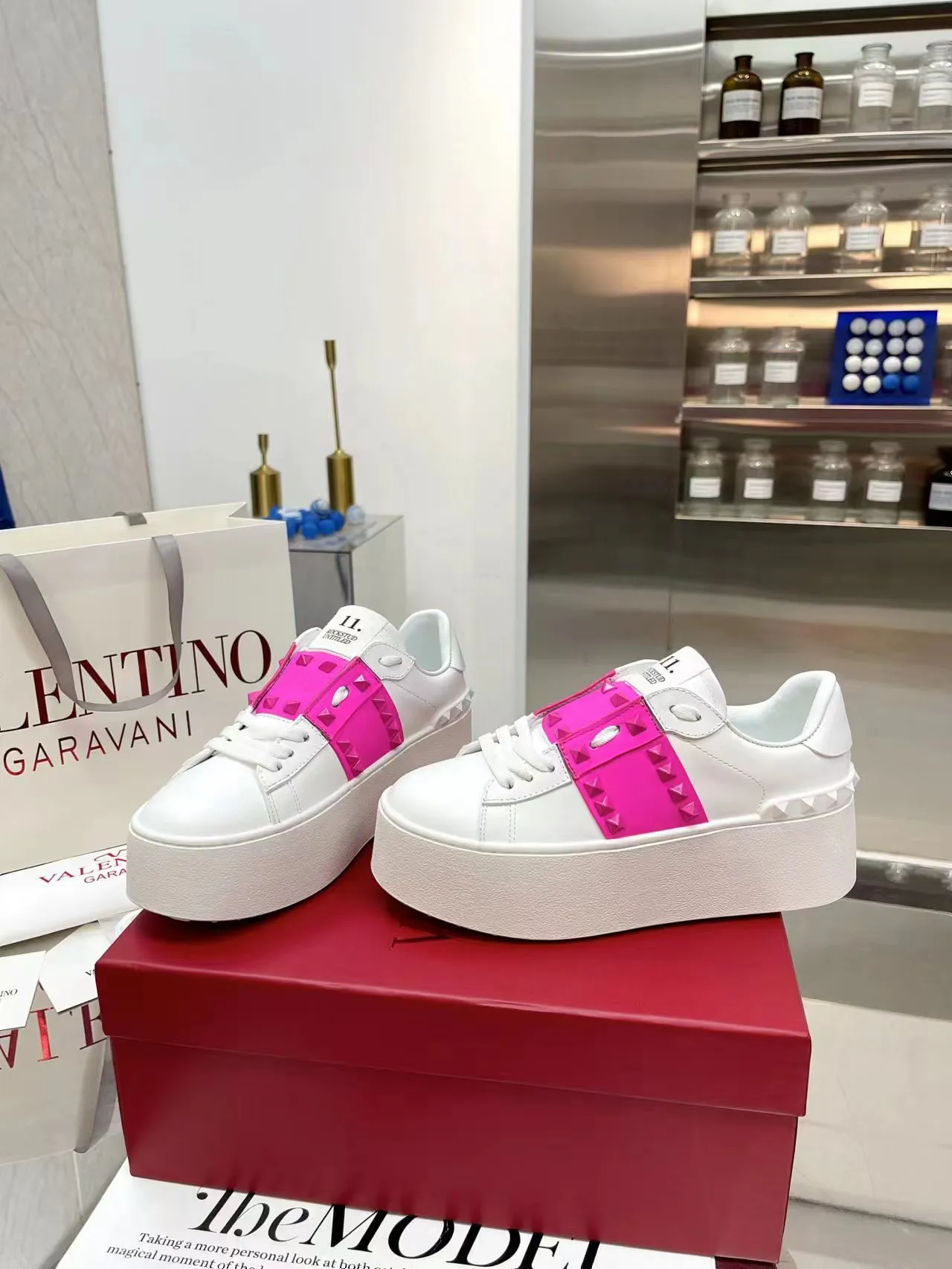 👟👟Ex-factory price 620👟👟 The latest thick-soled high version of Nujia Valentino Valentino 23ss spring and summer thick-soled rivet sports and casual shoes white shoes 2023 latest model hot-selling series hard to find after being launched in Japan super hot classic rivet series with thick sole 6cm higher purchased original development every detail is very exquisite🎁 Upper: silk cowhide splicing Lining: Cowhide lining Outsole: Original synchronized TPR outsole 6cm height increase Size: Female 35-41 (40.41 customized)